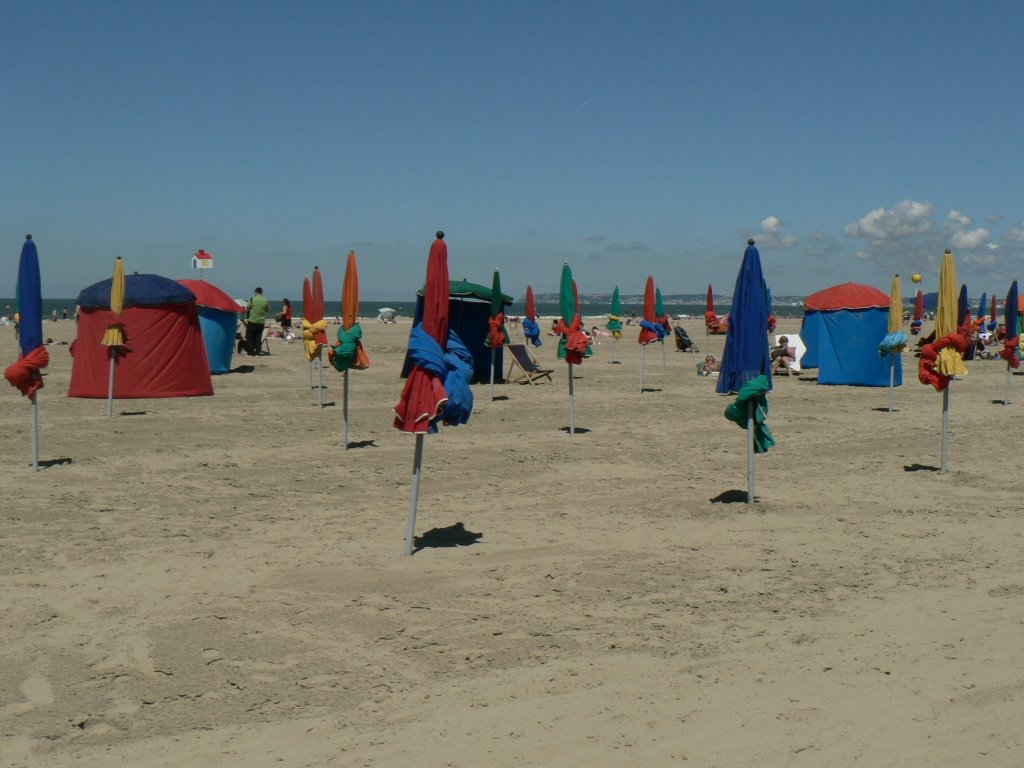 Les parasols de Deauville by Erwann Rouziou