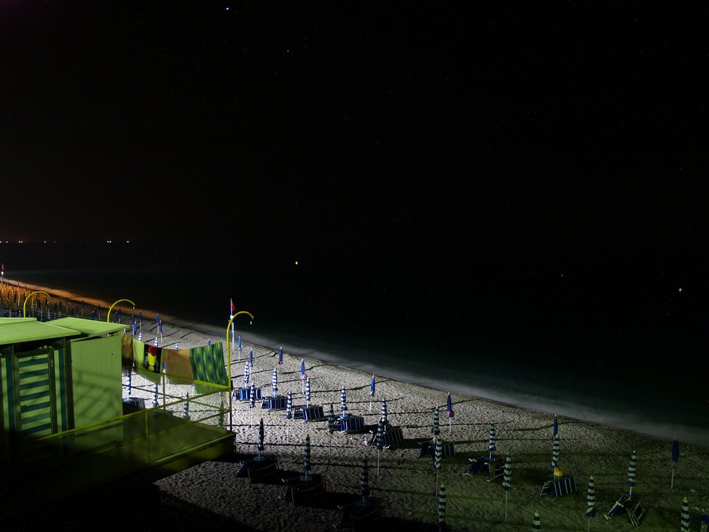 Bagni lido di notte by Luca Rossato