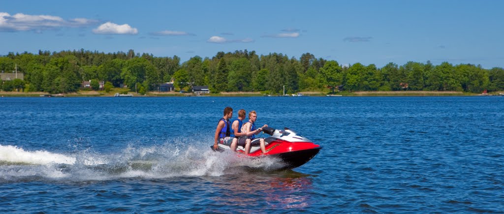 Fast fun on the water by BengtENyman