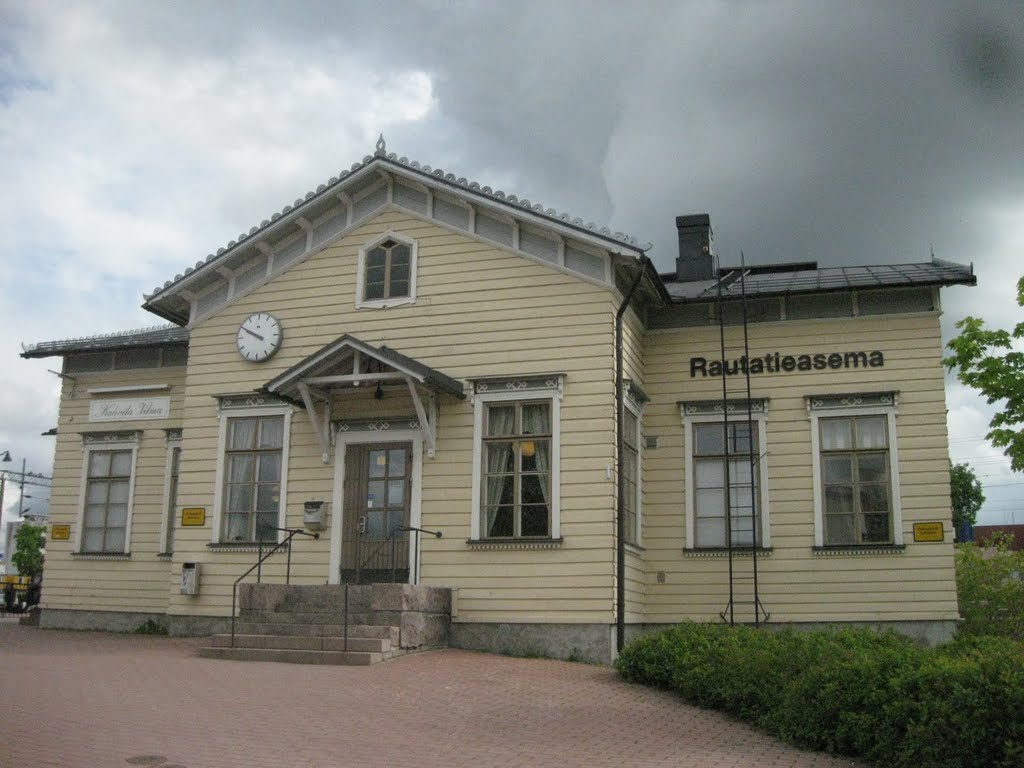 Järvenpään rautatieasema. Järvenpää 29.5.2010. An old railway station in Järvenpää, Finland. Ca 1880´s. by Paul Kalle Aleksander