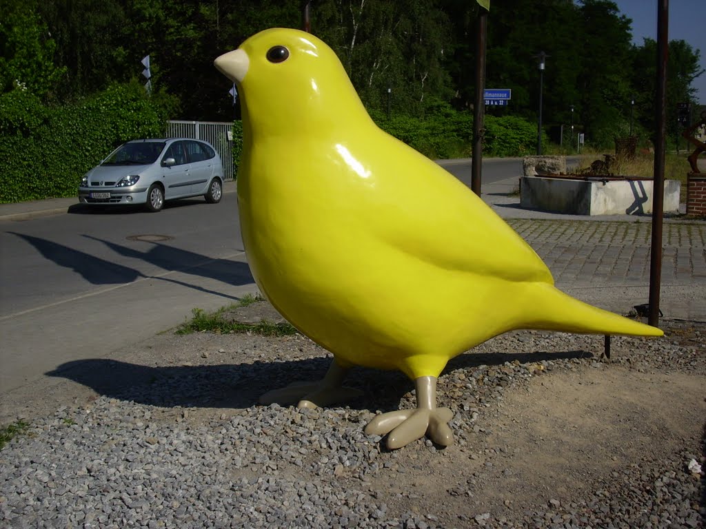 H©) Juni 2010 / Zeche Zollverein / Gelber Vogel am Eingang by Hannes Th.