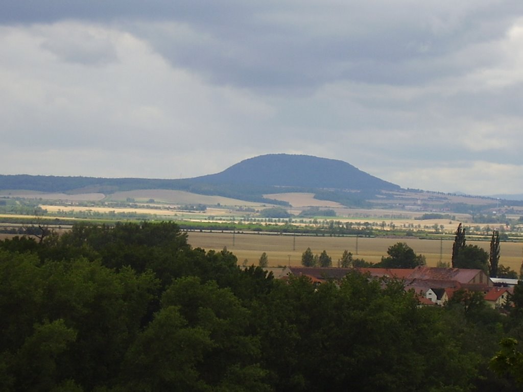 Bájná hora Říp z vyhlídky u mělnického zámku. by kvetos