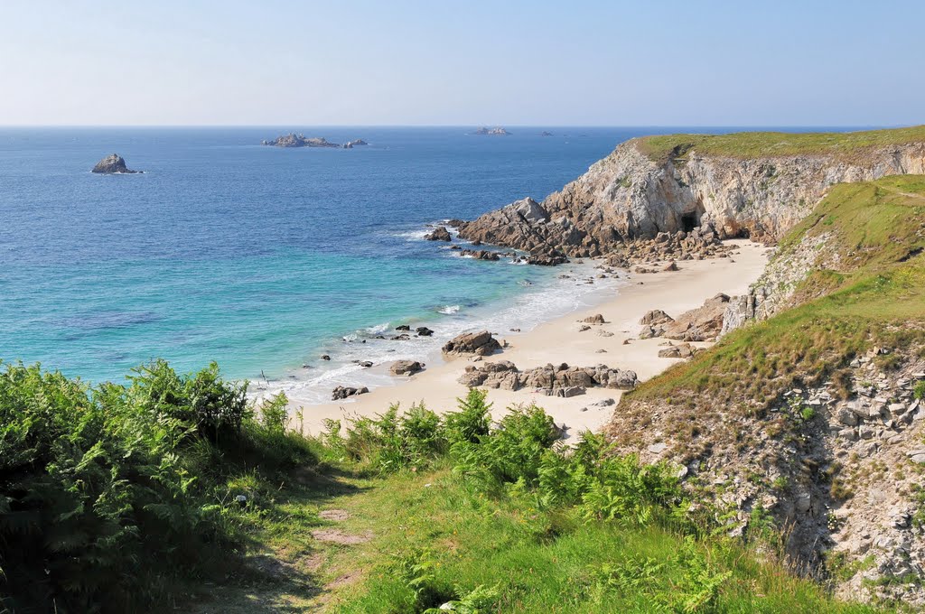 Ruscumunoc beach, near Pointe de Corsen by BritPlom