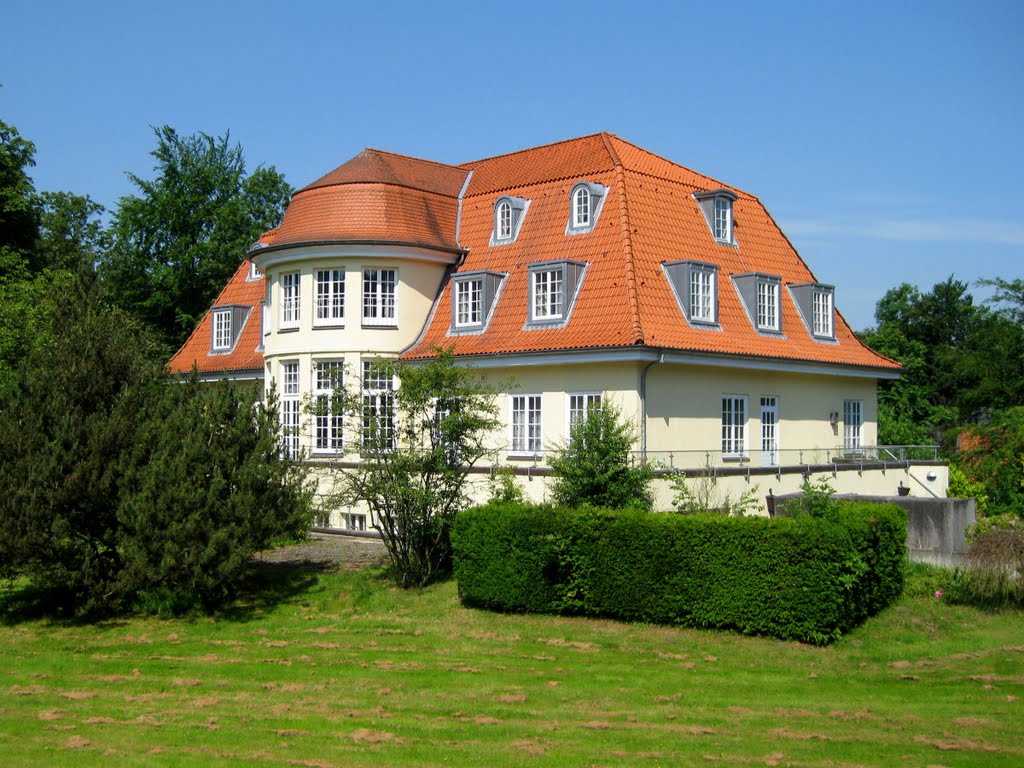 Villa Westphal von 1912. Hier war die KW-Sendeanlage des Schlachtkreuzers Scharnhorst installiert, um den Kontakt mit deutschen Agenten im Ausland zu halten. by Hans Wolters