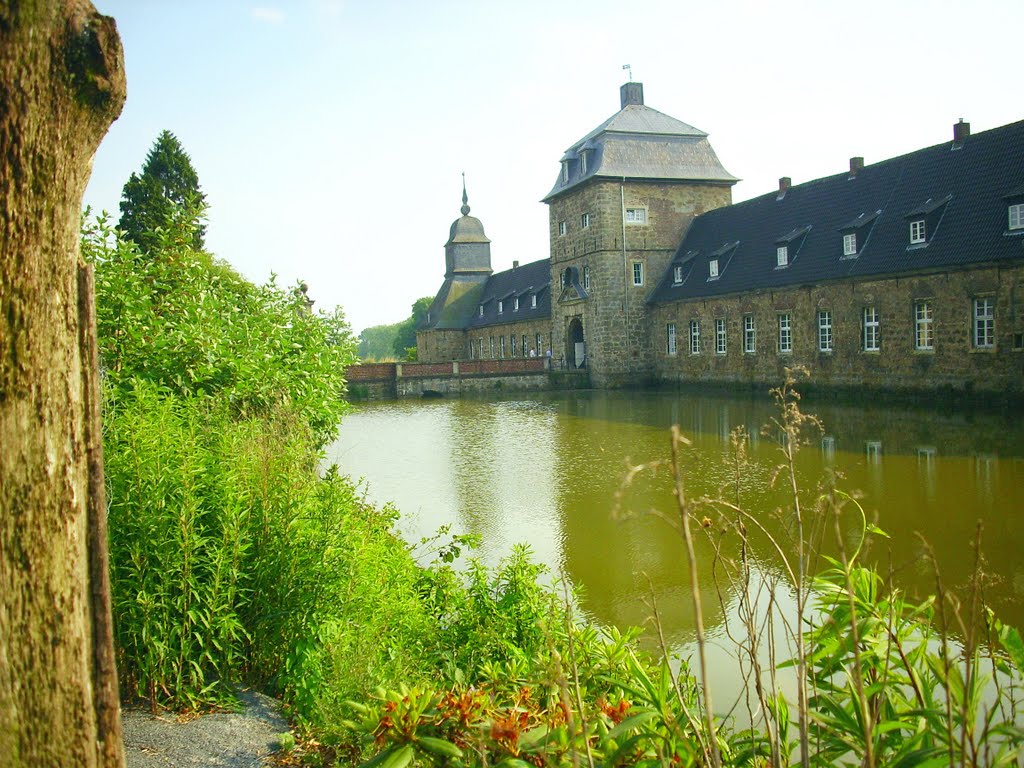 H©) Juni 2010 / Schloss Lembeck - Seitenansicht by Hannes Th.