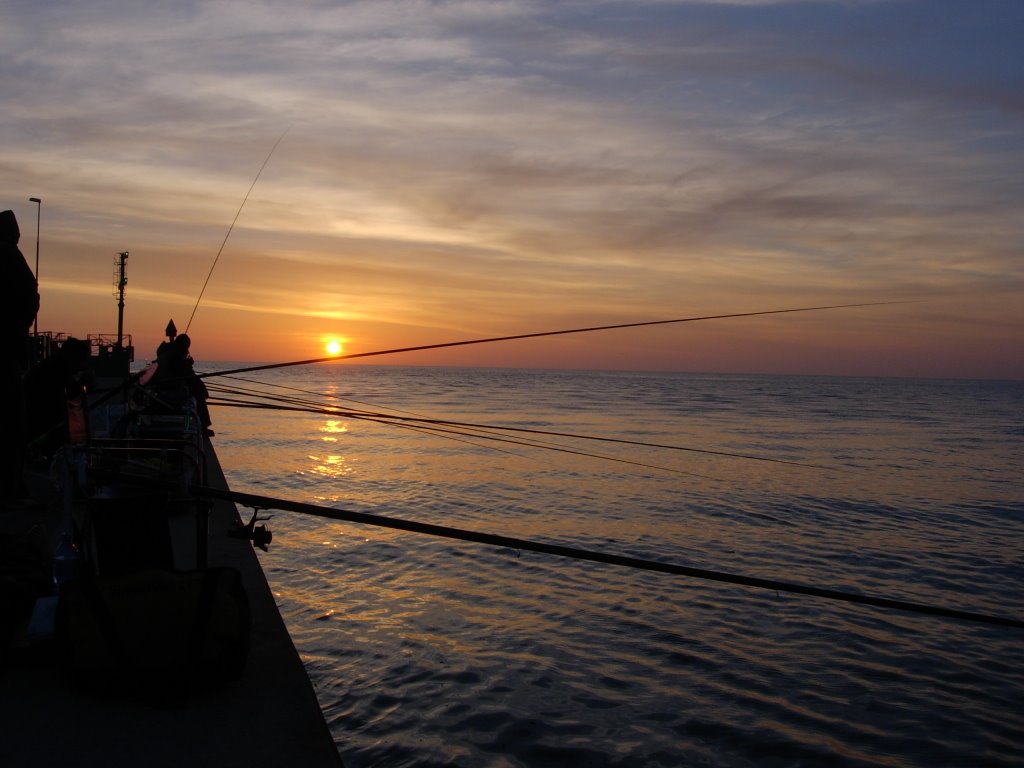 Tramonto a Pesca a Fiumicino by Marco Venanzi