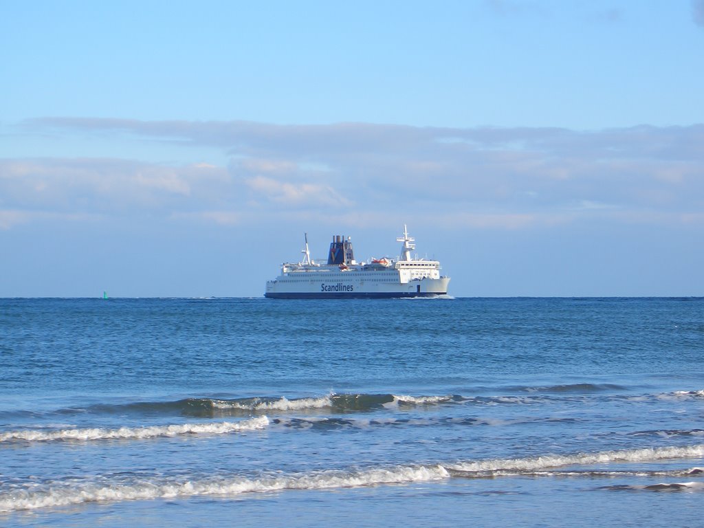 Warnemünde, Fähre bei Einfahrt in den Hafen Rostock by der.hannes