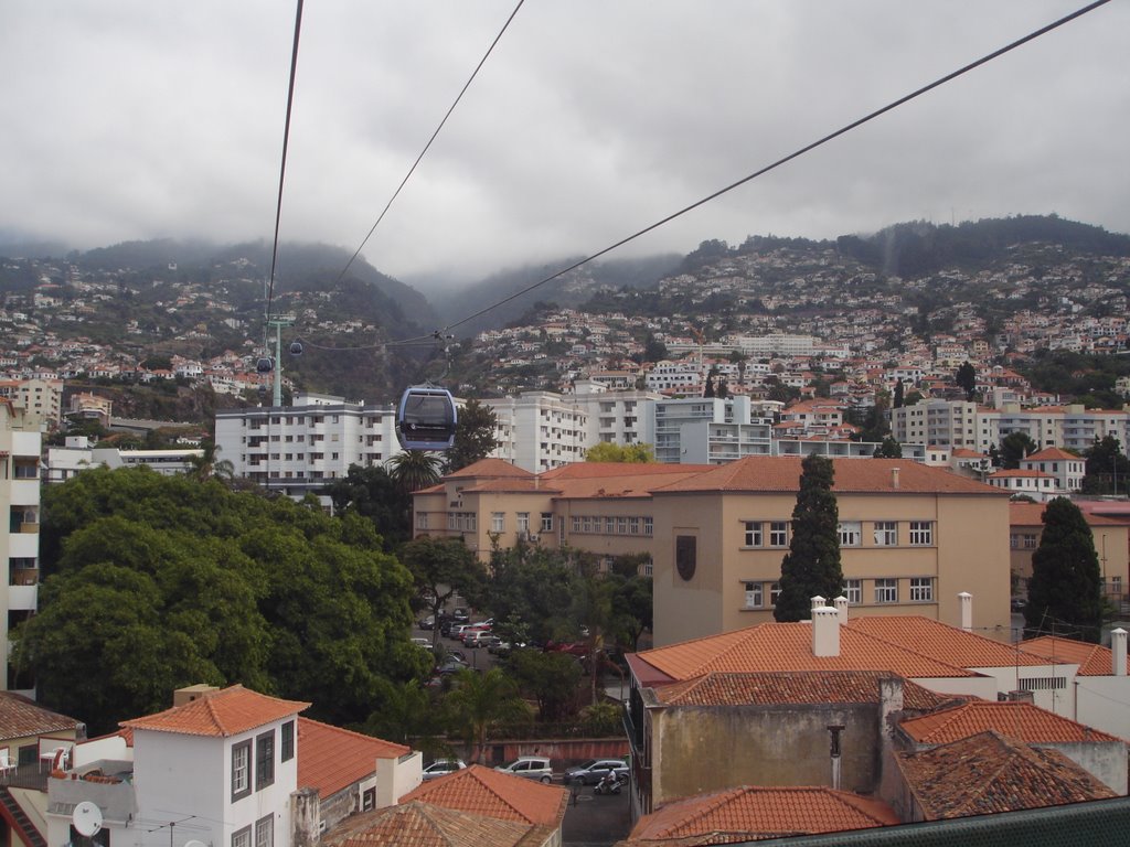 Chairlift in Funchal by Stefan Versleeuwen ©