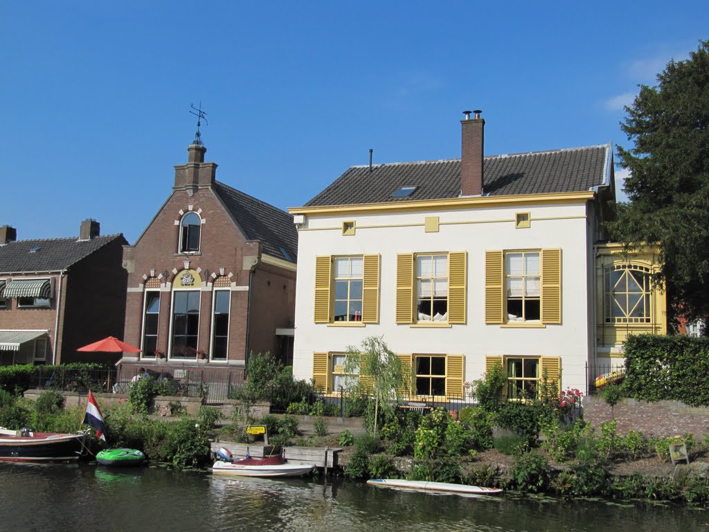 View on Klein Zuylenburg from the other side of the river Vecht by Willem Nabuurs