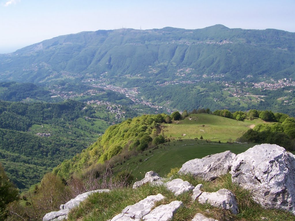 La valle Imagna dai Tre Faggi by gianingiro