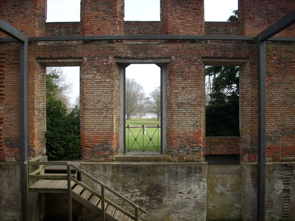 Inside Aldershvile Carstle ruin (1) by dpr