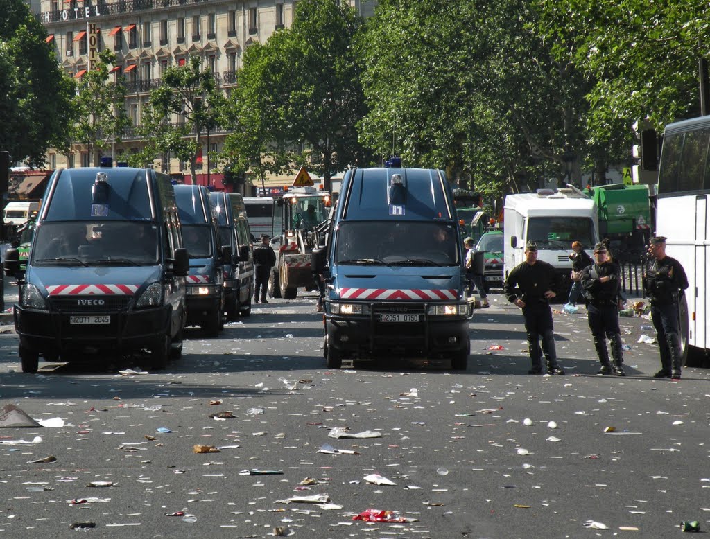 Les gendarmes encadrent la manifestation. by pivapao