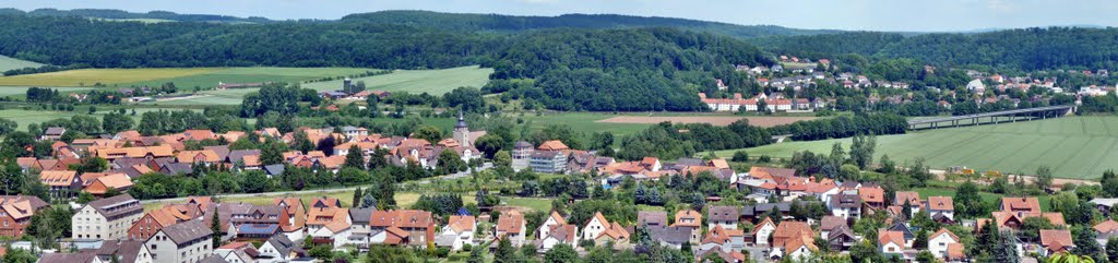 Burg Greene - Blick auf Greene und im Hintergrund Kreiensen by Wolfgang Spillner