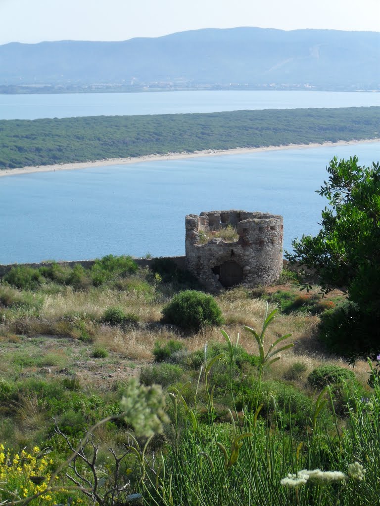 Forte del Mulino, sullo sfondo il tombolo della Feniglia e la Laguna di Orbetello by Elena Mari - Escursioni in Maremma