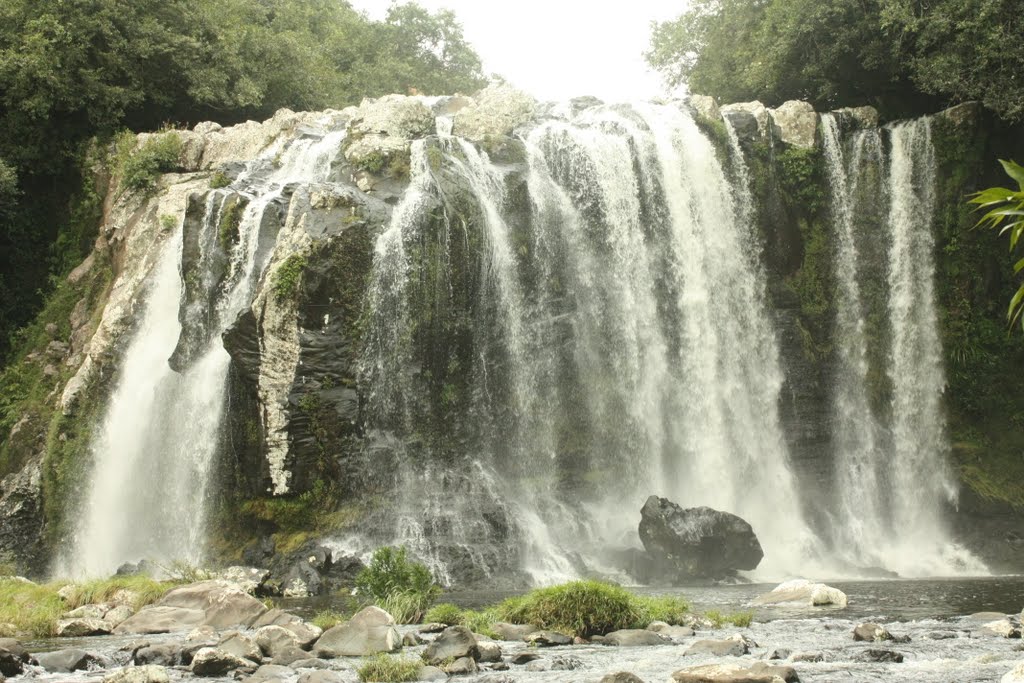 La cascade du bassin Grondin en saison des pluies by Tripanou