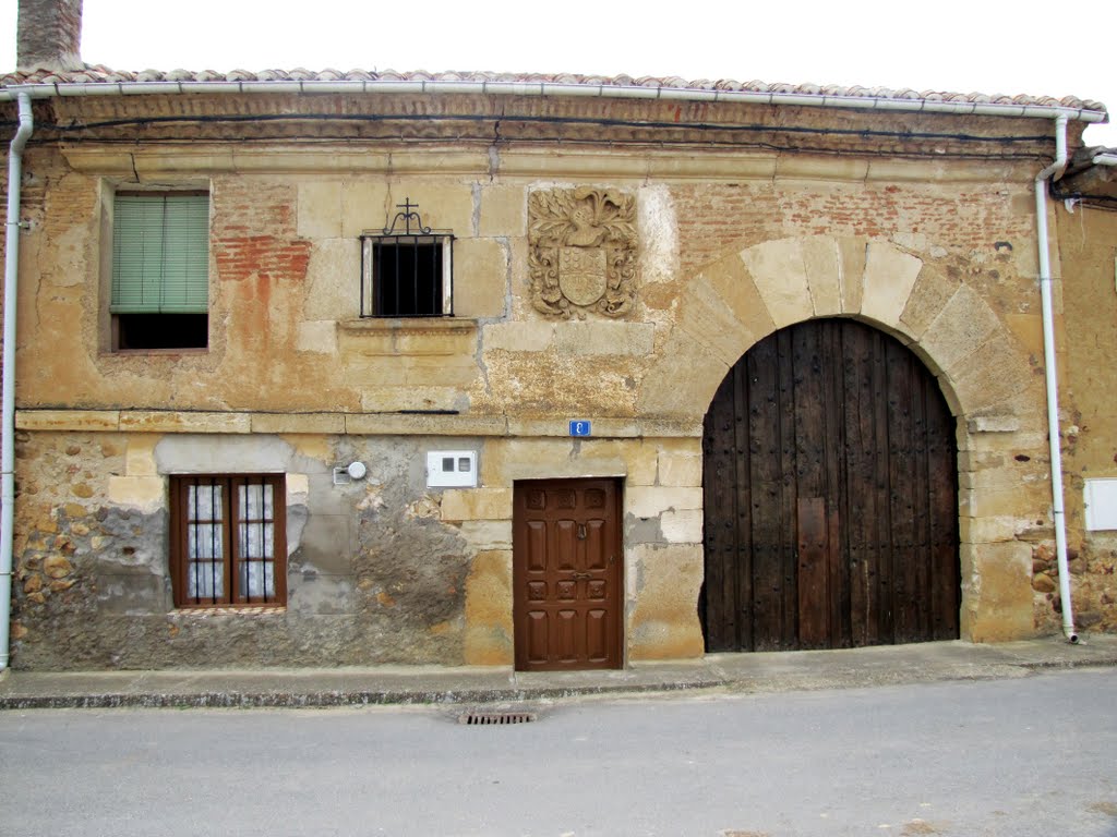 Edificio blasonado, Castro del Condado. León. by Valentín Enrique