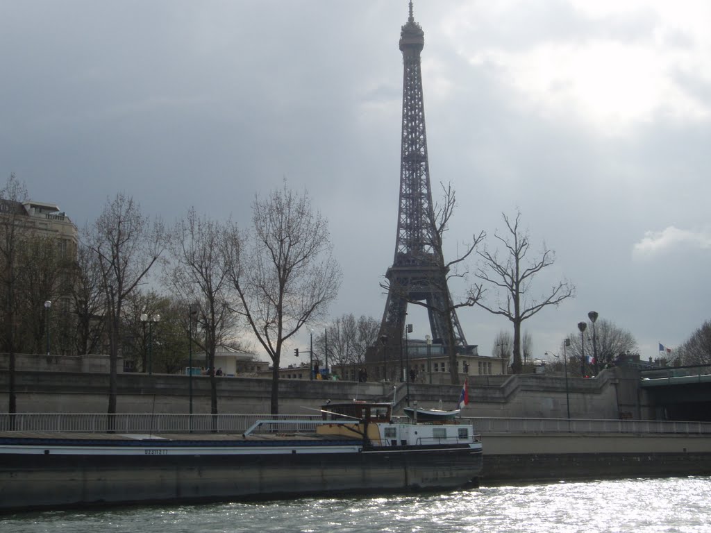 Passeio de barco no rio Sena em Paris. by Carlos A Machado