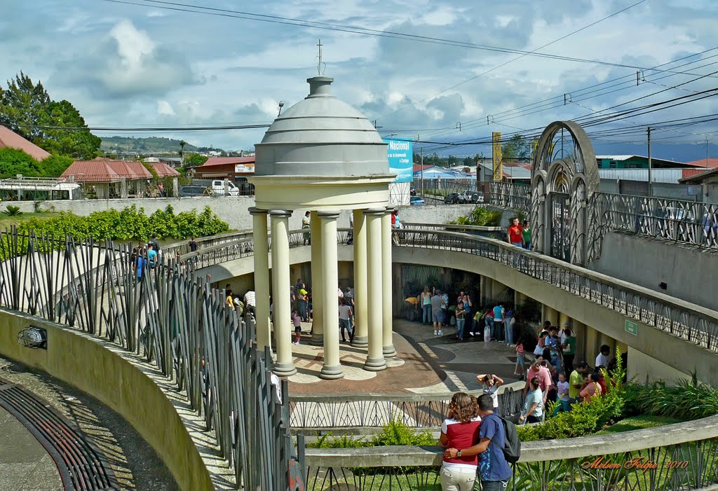 Fuente de agua en el Santuario Nuestra Señora de los Ángeles, Cartago, Costa Rica by Melsen Felipe