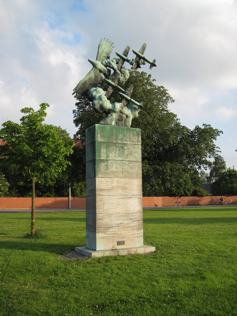 Statue commemorating the Danish who risked their lives in flight service. Park at Stadsgraven (the city pond). Amager by dpr