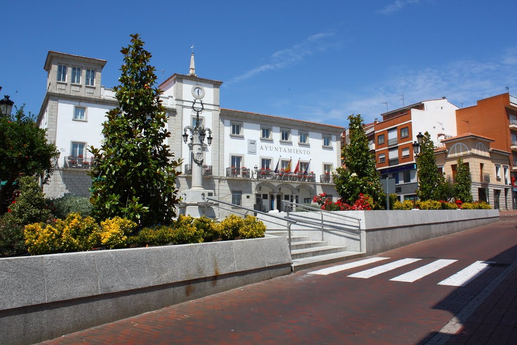 Plaza Del Pueblo - Colmenar Viejo by F. Campayo