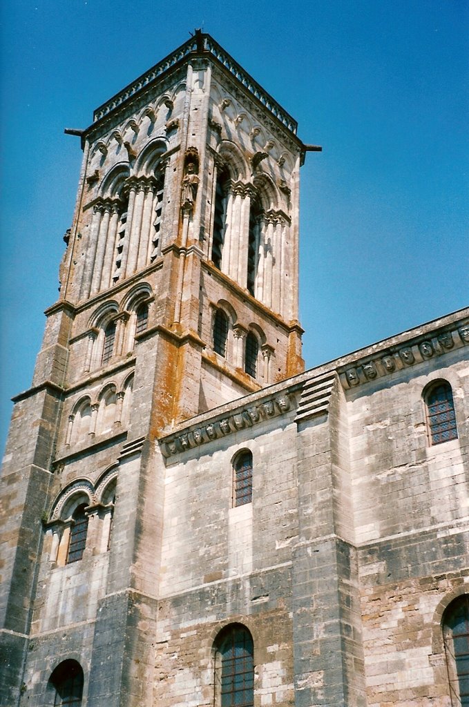 Basilique Ste-Madeleine de Vézelay by Gilles Bareau