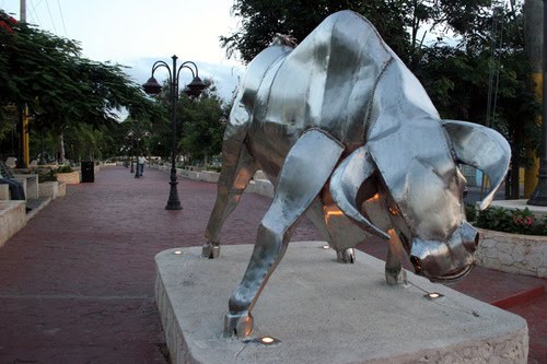 Paseo del Toro, en el Bulevar by leonardo.martinez500