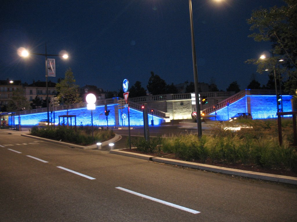 Les escaliers du Champs de Mars. by La tortue