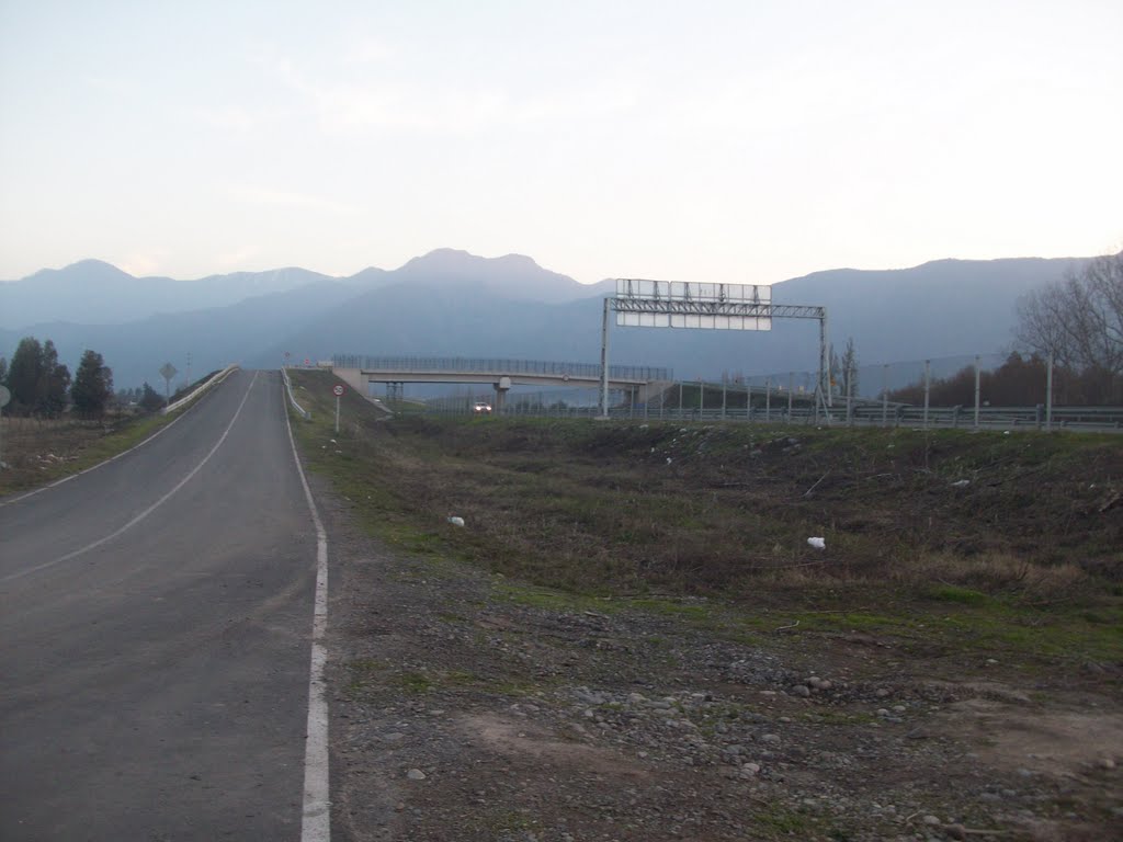 Autopista Acceso Sur a Santiago. Paine Santiago by Ignacio Paredes