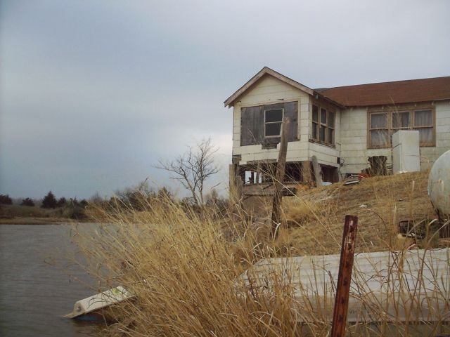 Lake house by Guy Bowen