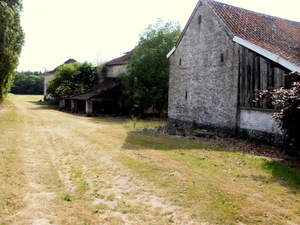 Vervalen Hoeve Rue de Gieveld. 2 Juli 2010 by Gerold Vluggen