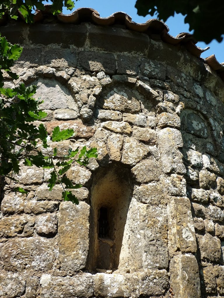 Sant Quirze de la Coma: detall de l'absis by Isidre Blanc