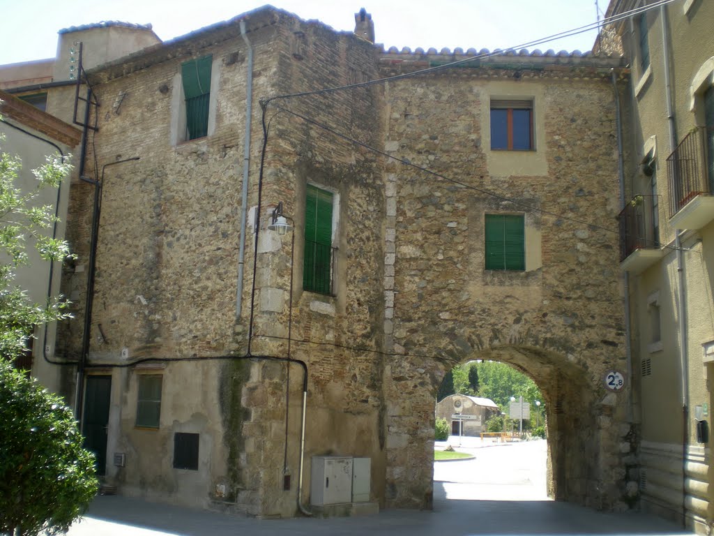 Peralada: portal del Pont by Pedro Salcedo i Vaz