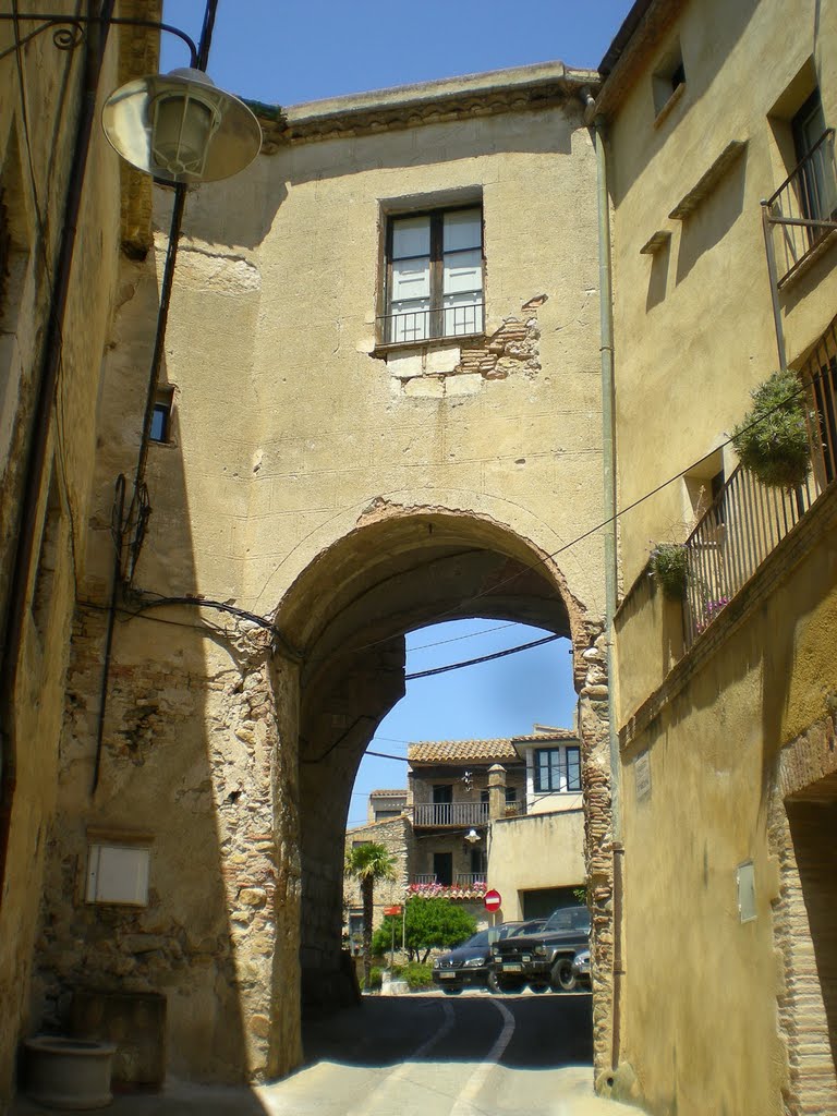 Peralada: portal de Sant Domènec by Pedro Salcedo i Vaz