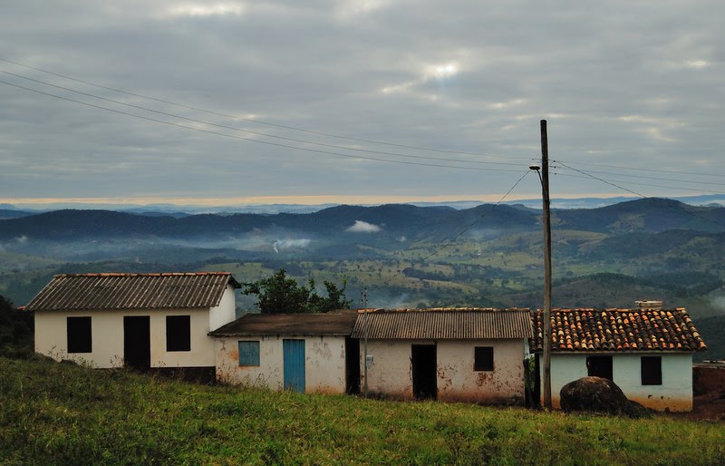 Casas e paisagem by Leandro Durães