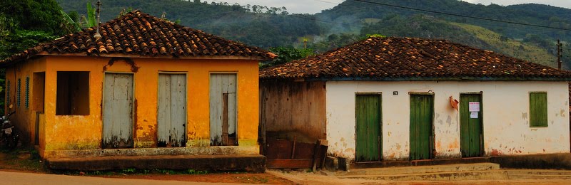 Casas Antigas no distrito by Leandro Durães