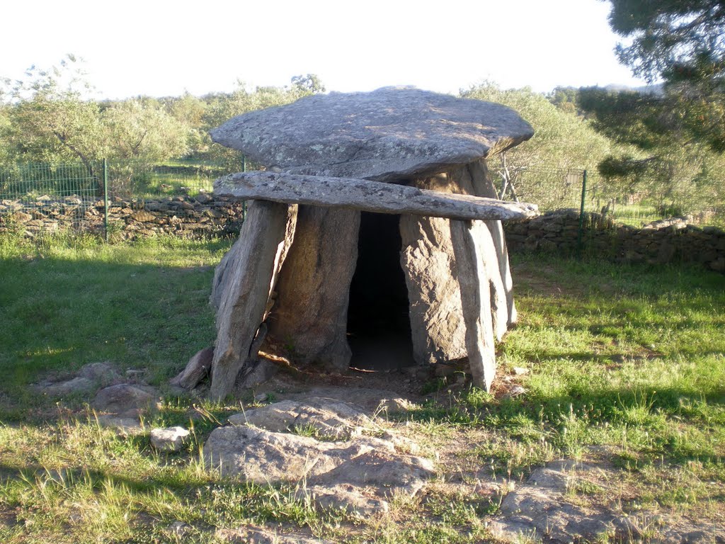 Roses: dolmen la Creu d'en Cobertella by Pedro Salcedo i Vaz