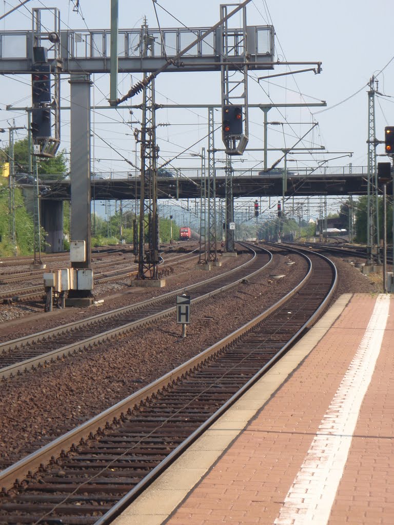 Inbound train by Hendrik Ryckewaert