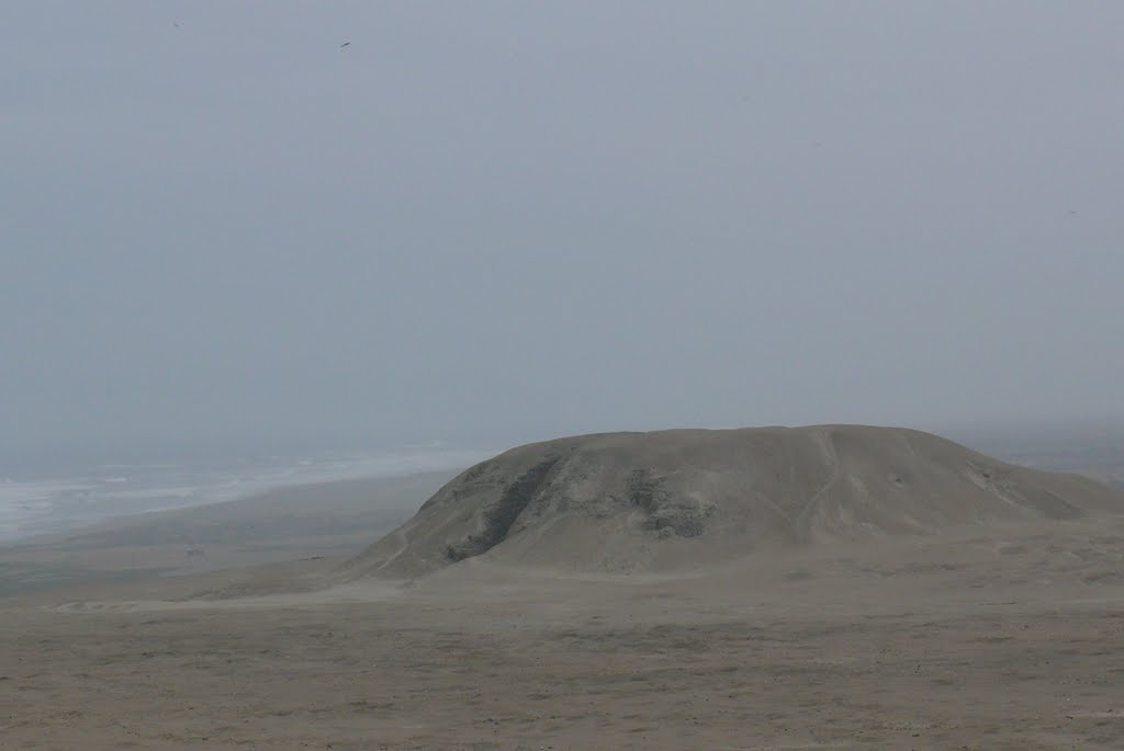 Huaca Cortada y Océano Pacífico. El Brujo. Perú by marisa suárez garcía