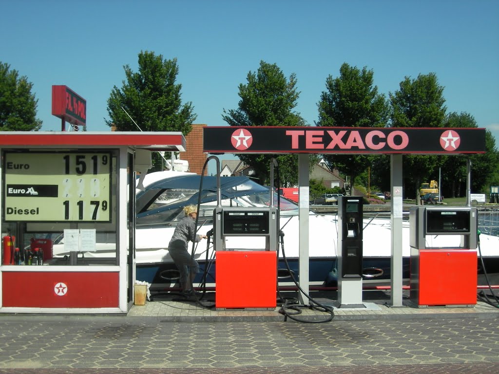 Boots- und Auto Tankstelle in Stavoren by optikerholz