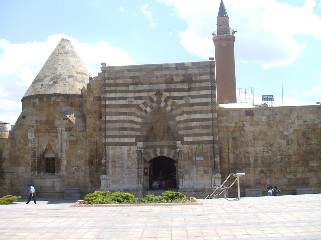 KIRŞEHİR'İN TARİHİ BİLİMSEL ÇALIŞMALARIN MERKEZİ CACABEY CAMİİ VE MEDRESESİ by celali ilhan