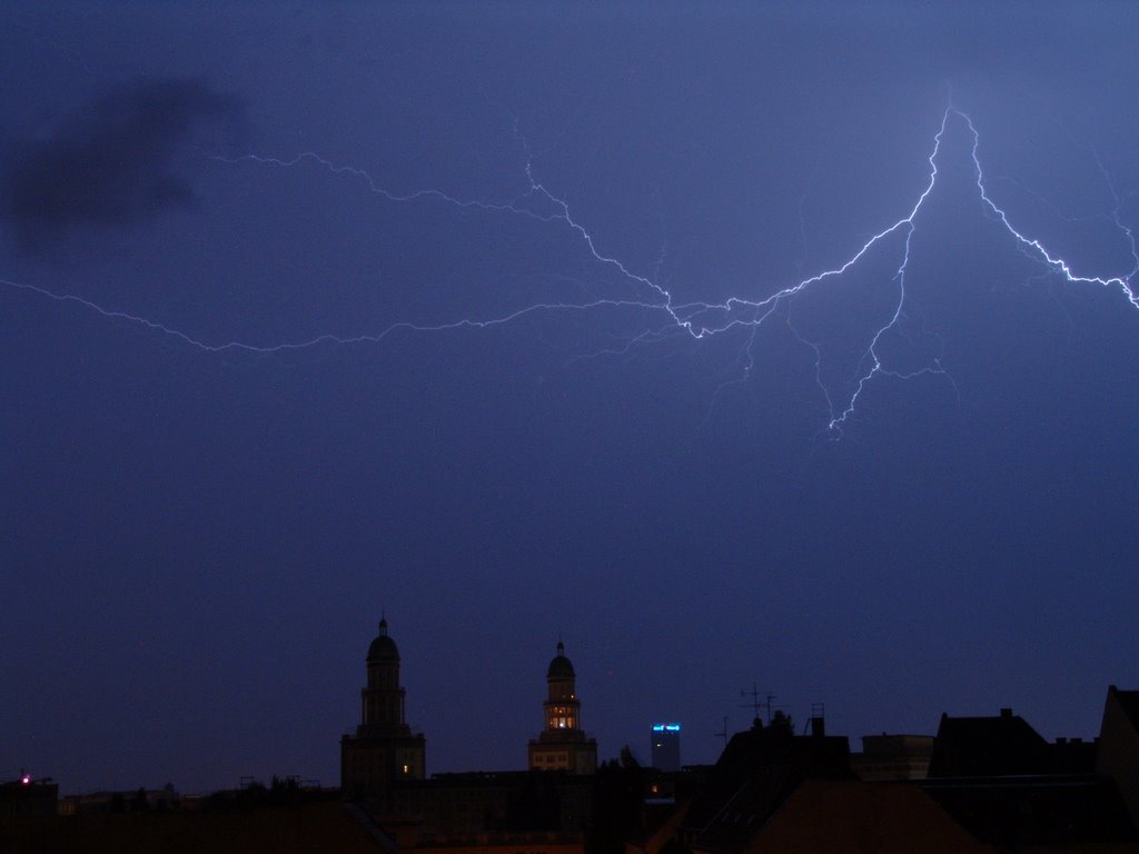 Gewitter über Berlin am Frankfurter Tor by maxx_it