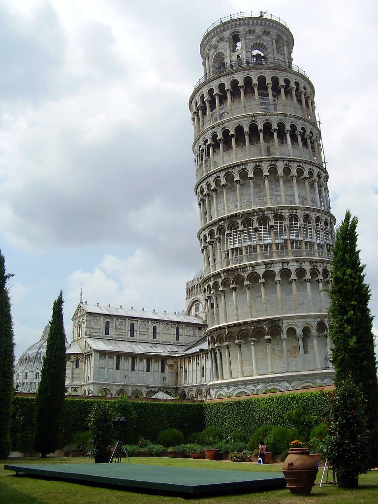 Leaning Tower of Pisa by Vígh Tamás