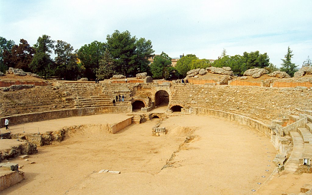 Arena del Anfiteatro romano de Mérida (2000) by Teresa Alvarez