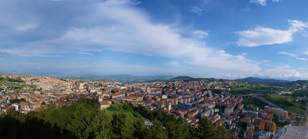 Vista di Campobasso dal Castello Monforte by Pierluigi Vitarelli