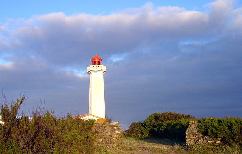 Phare de la pointe des Corbeaux by xavmaurin