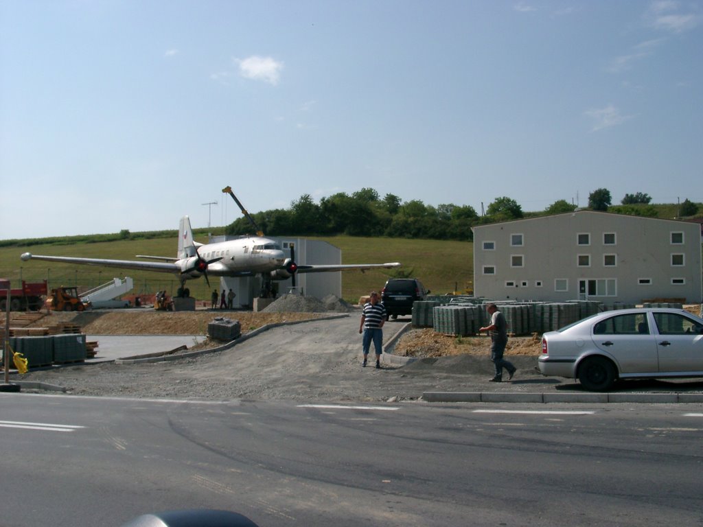 Airplane at Podlipníky by hontz