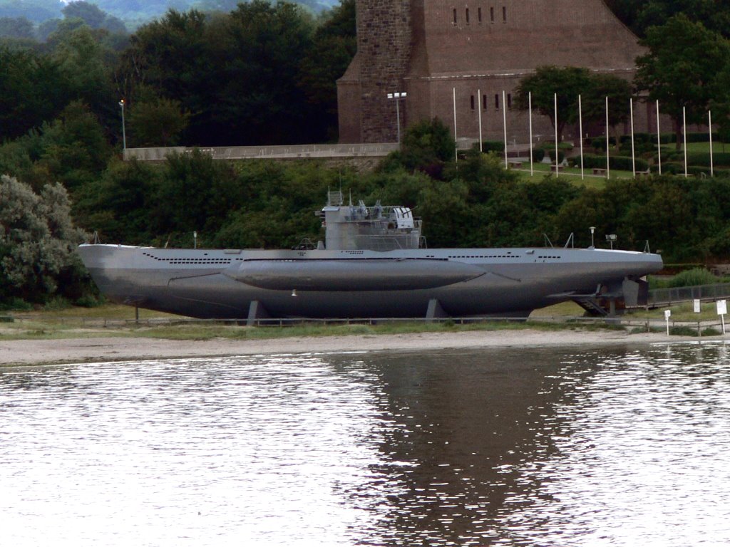 Ka/ U-995 vor dem Marineehrenmal Labö by Karthäuser