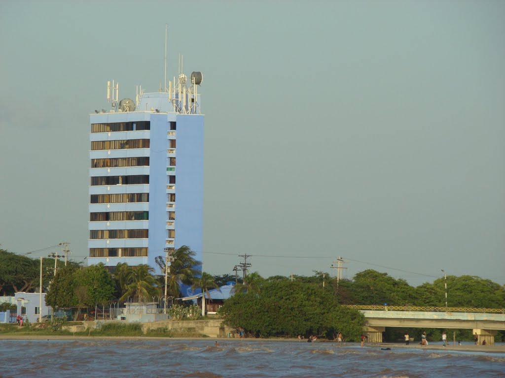 Edificio Mar Azul desde el Malecón by Jorge van de Stein