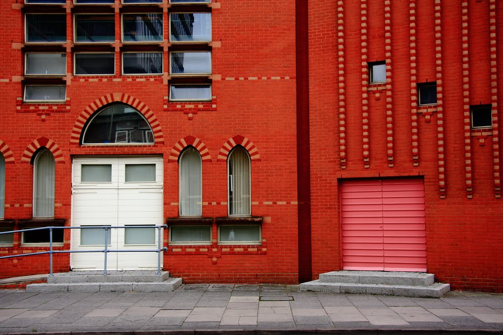 Side Door of Faculty of Engineering, De Monfort University. by 陳建昌  Chien-Chang Chen