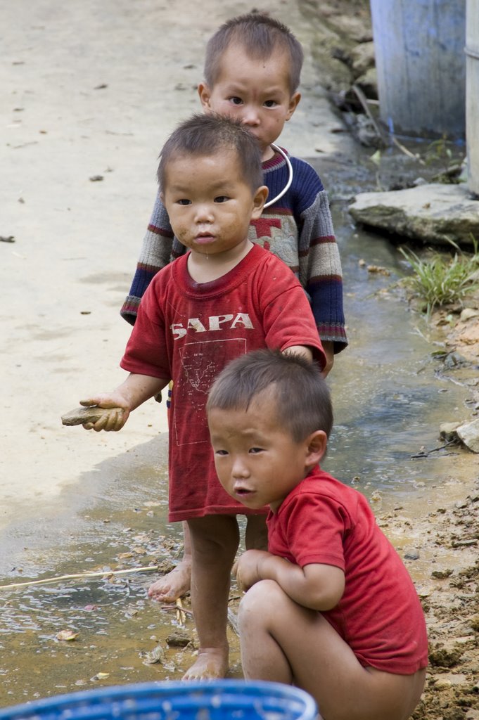 3 kids playing by ckbekeong